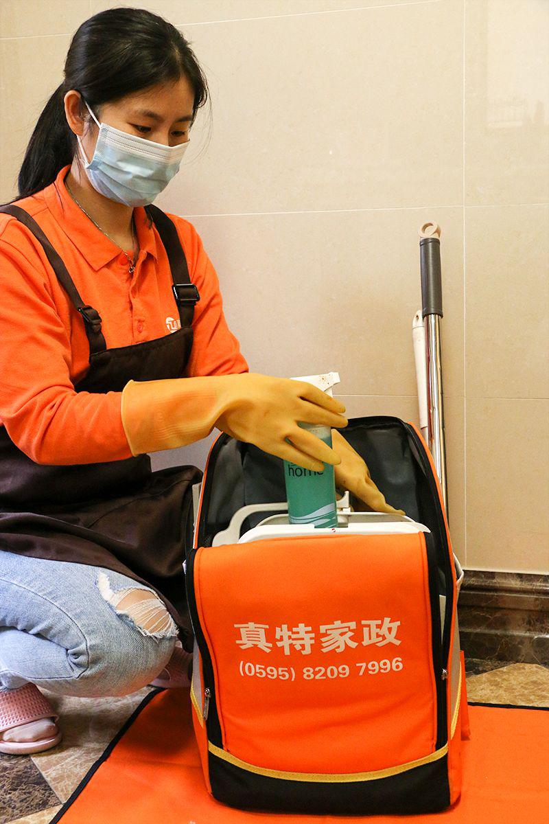 他家所有的保洁员,上岗前必须经过80课时的培训,实操,考核和3重认证