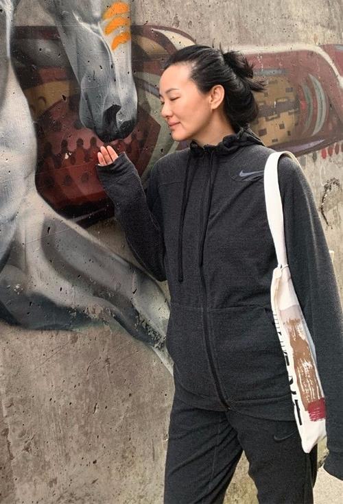 咏梅确实不美,但50岁的脸不化妆还这么嫩,也太不真实了!