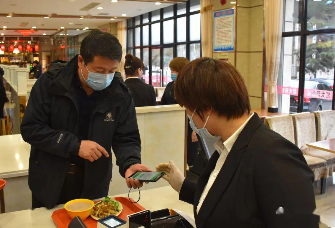 马立峰也到县城红太阳粥屋体验"堂食.