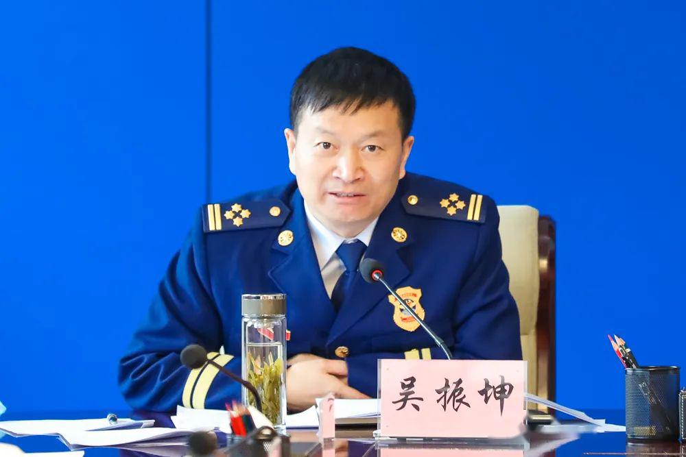 吴振坤总队长主持会议.