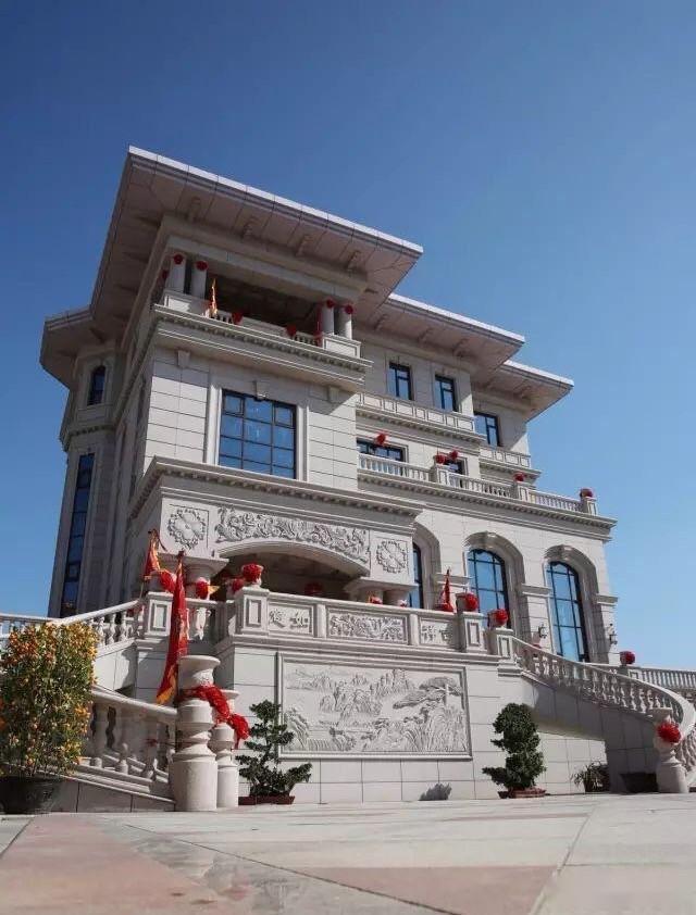 下面这款  福建省连江县吴总私人定制 的别墅,外观气派十足,看到他家