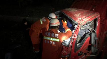 大广高速突发车祸封丘消防紧急救援