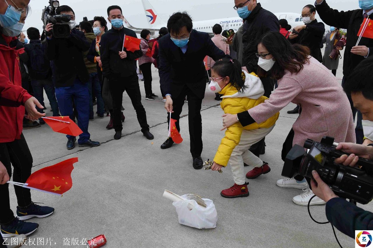 武汉■女儿隔空给妈妈送礼物，场面动容安徽人数最多一批医疗队回合肥