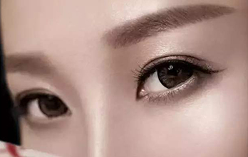 中国人与西方人眼睛颜色的不同也与基因遗传相关.