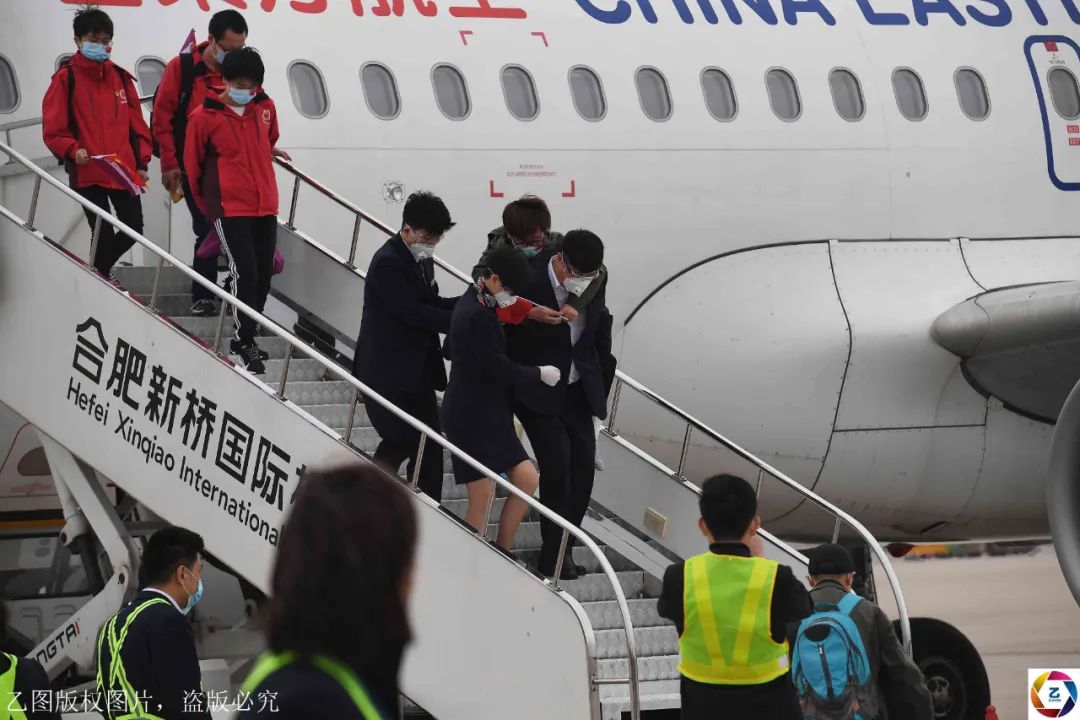 武汉■女儿隔空给妈妈送礼物，场面动容安徽人数最多一批医疗队回合肥