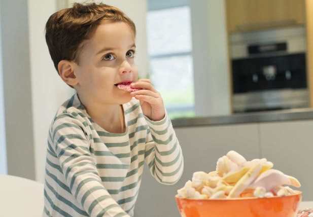 「孩子」宝宝经常积食生病！儿科医生坦言：这 3种零食早该拉进黑名单了