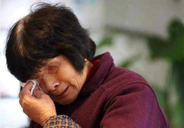 【奶奶】医生检查后说没病，奶奶吞吞吐吐说出原因3岁男孩一洗澡就哭