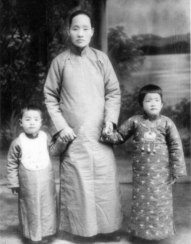 张灵甫有四任夫人,17岁出嫁的王玉龄没有再嫁,反对李幼斌演丈夫
