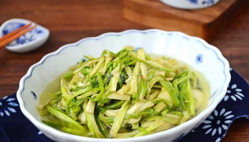 美食精选:蒜香鲜虾菠菜饺,香肠土豆片,苋菜鲜蘑,清炒水芹的做法