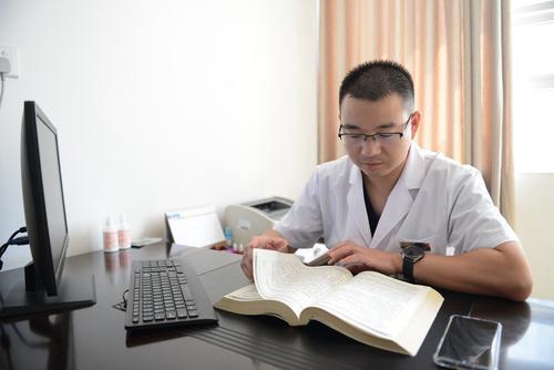 【奶奶】医生检查后说没病，奶奶吞吞吐吐说出原因3岁男孩一洗澡就哭