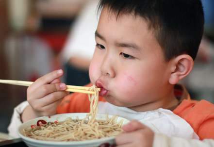 #幼儿#娃吃多咳嗽易生病，父母还在喂，快停手3种早餐是“幼儿杀手”
