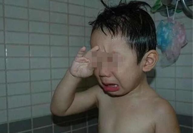 【奶奶】医生检查后说没病，奶奶吞吞吐吐说出原因3岁男孩一洗澡就哭