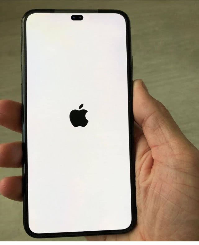 缩小大刘海屏面积就是最大进步!苹果iphone 12采用居中挖孔屏?