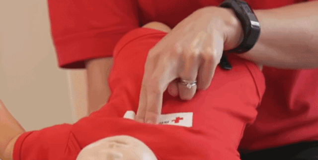 【小动作】这个救命小动作,家长再忙也要为宝宝学会五分钟定生死