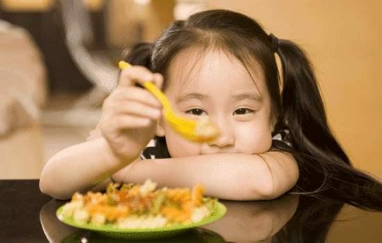 「孩子」一个喝豆浆,1年后的差距让父母意外双胞胎姐妹一个天天喝牛奶