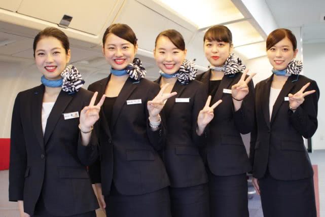 在全球航空业,日本的空姐服务在业界有口皆碑,作为服务性行业,空姐对