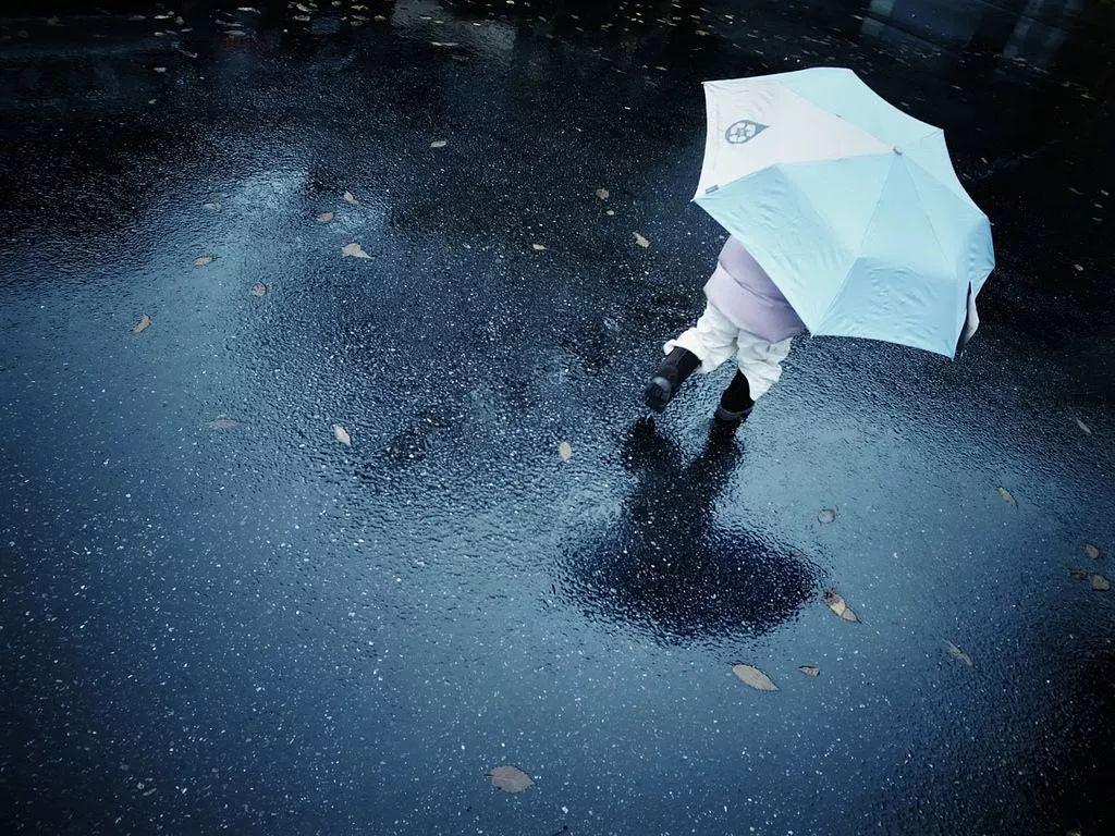 一定要走人行道, 可以避免车辆溅起的水花打湿衣服, 下雨天,遇到窨井