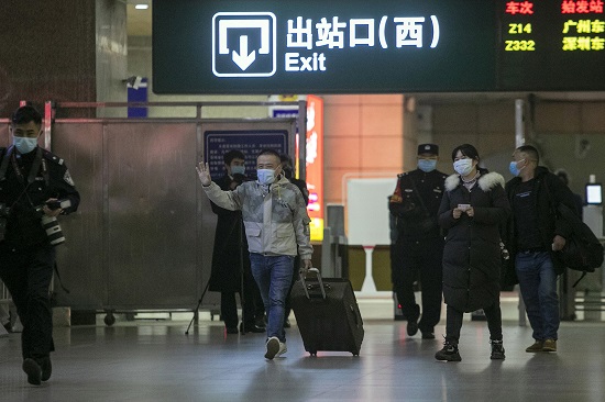 等待65天后，武汉三大火车站开门迎客，K81列车凌