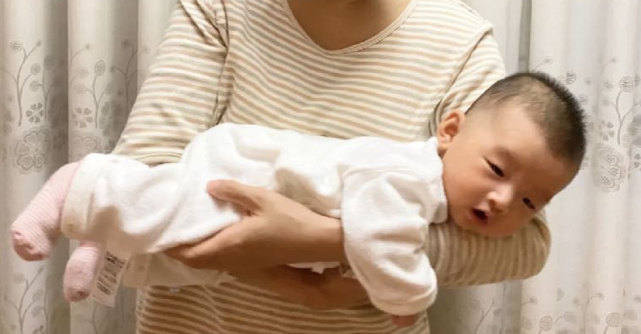 [黑眼圈]有黑眼圈，女儿眉眼像爸嘴像她何雯娜产后仨月熬夜带娃瘦27斤
