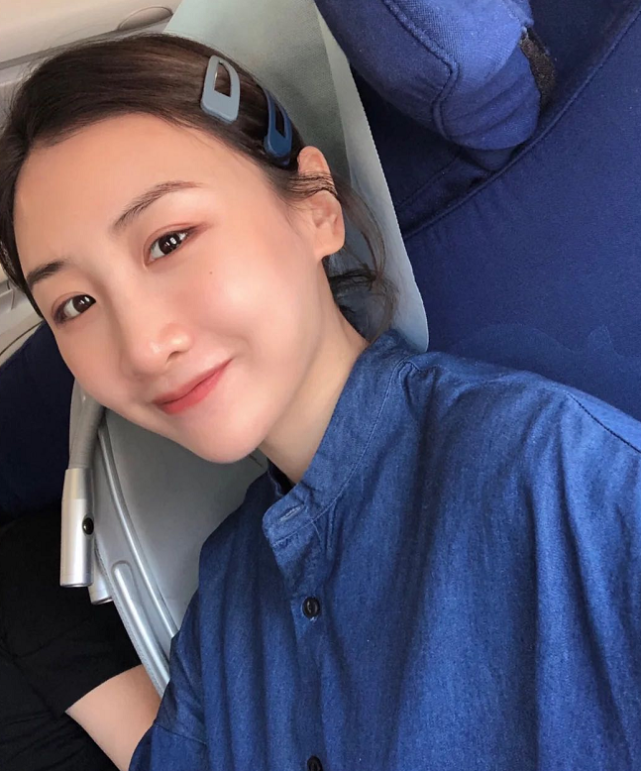 [黑眼圈]有黑眼圈，女儿眉眼像爸嘴像她何雯娜产后仨月熬夜带娃瘦27斤