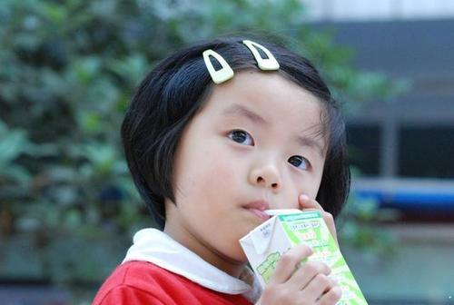 「孩子」一个喝豆浆,1年后的差距让父母意外双胞胎姐妹一个天天喝牛奶