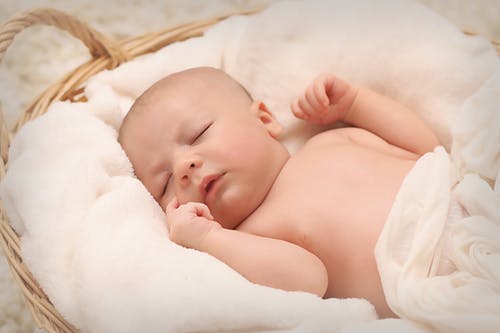 1岁以下的宝宝总是爱摇头，可能有这3种病理原因和5种非病理原因