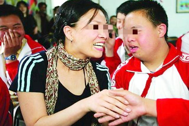 「宝宝」一般会有4个特点，出现任何一个家长都要重视起来智力低下的娃