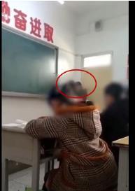 原创小学生课上被连扇耳光，视频传至网络引众怒，校方：该教师已停职