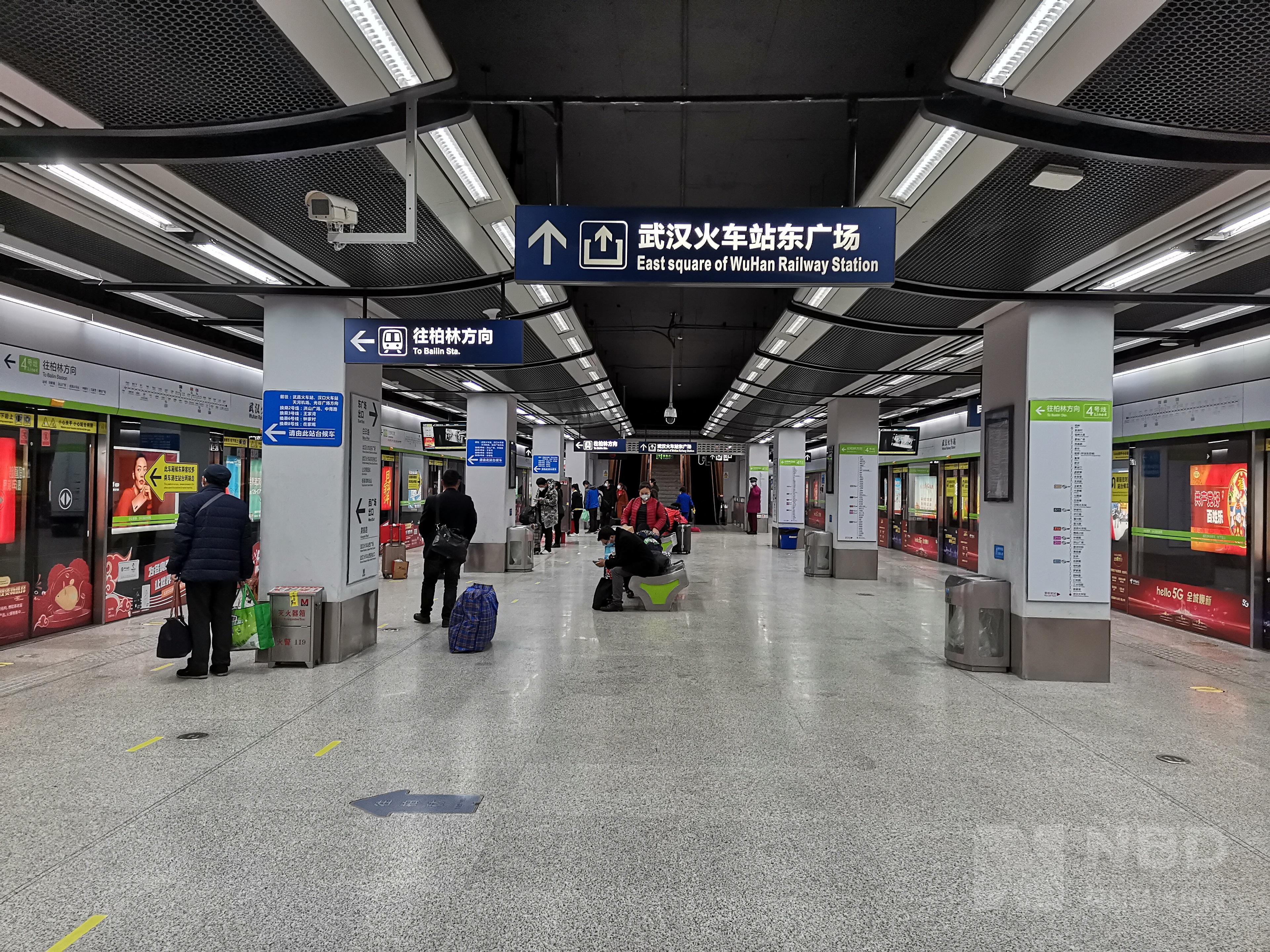 图集丨武汉地铁恢复运营首日 高铁站乘客排长龙