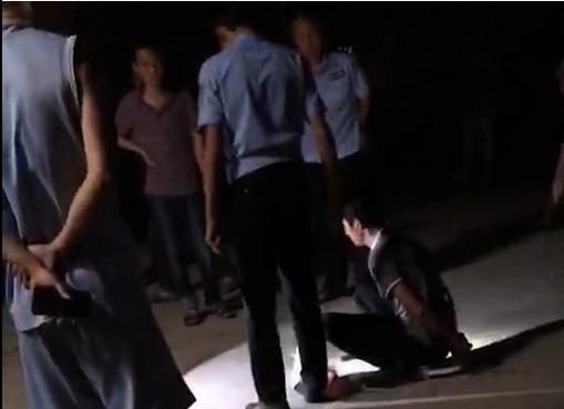 廉江这条村发生深夜持刀伤人事件!一男子被捅伤紧急送医.