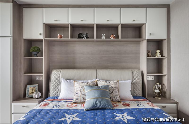 客房床头设计了一个壁柜,上面的开放格子,摆放装饰品,美观又大方,两边