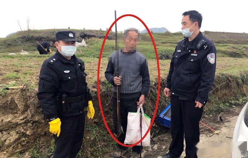 顶风作案男子山上非法猎捕野鸡缴获火药枪一支钢珠30余颗及火药等