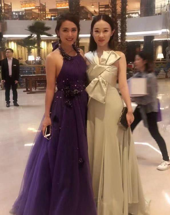 原创柳红扮演者陈莹再次走红,穿紫色晚礼服和霍思燕合影,依然抢眼