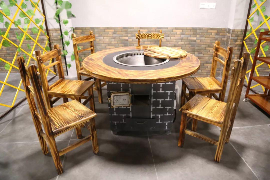 阿旭柴火鸡柴火鱼以桌为灶,一口大油锅,安置在桌子中间,下面的木材