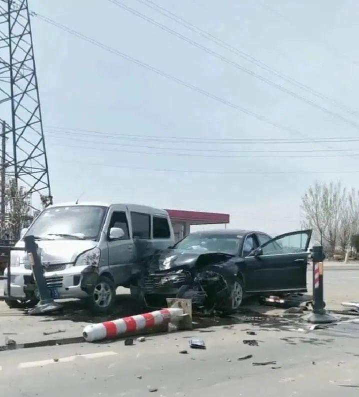 3月28日下午2点左右,在濮阳市南乐县301省道杏园油站附近发生一起车祸