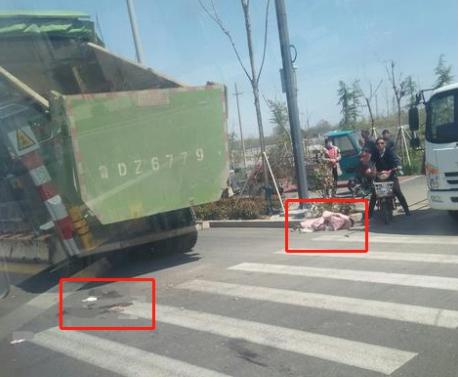 滕州荆泉路车祸现场,一女子脚被碾压!一摊血,真惨.