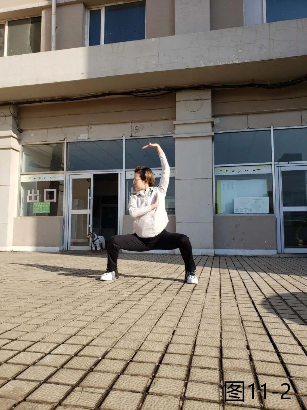 第二段第一动动作:虚步栽拳