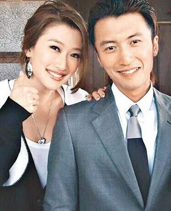 你没认错哦,站在他身边的就是演员刘涛.秦佩,姜大卫和尔冬升三兄弟.