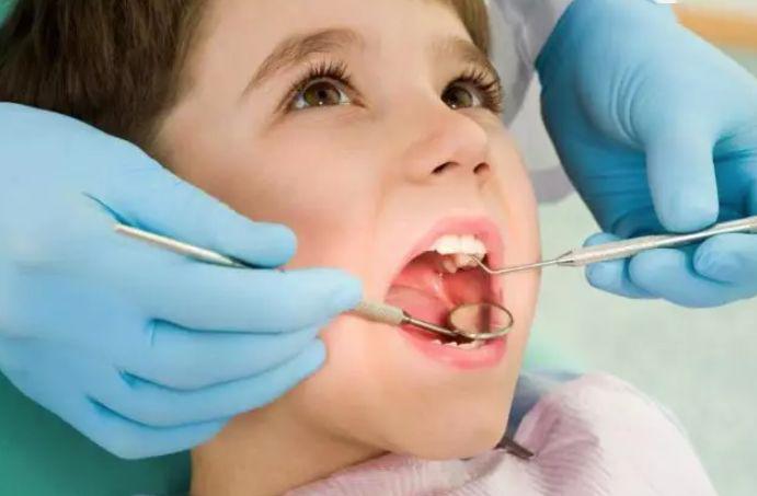 4岁男孩牙齿全黑,最伤孩子牙齿的不是糖,而是