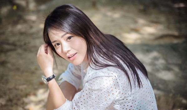 马思纯初春美照,32岁穿淡黄色如少女,看全身照网友:腿