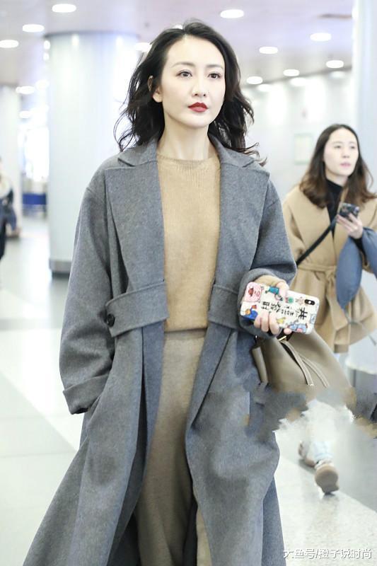红吊带配灰色外套 5af4f264f60b402f869f18780a12691b.jpeg