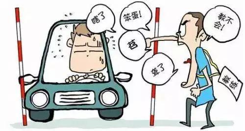 还有苦苦排队等待练车