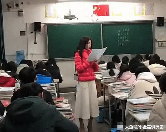 女老师课上讲题，颜值超高走红网络，网友：学生上清华稳了