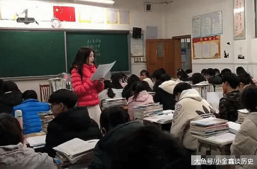 女老师课上讲题，颜值超高走红网络，网友：学生上清华稳了