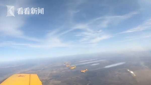 不只中国有硬核宣传标语 俄罗斯飞行队上演空中拉烟呼吁抗疫