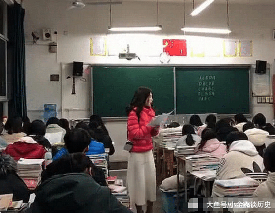 女老师课上讲题，颜值超高走红网络，网友：学生上清华稳了