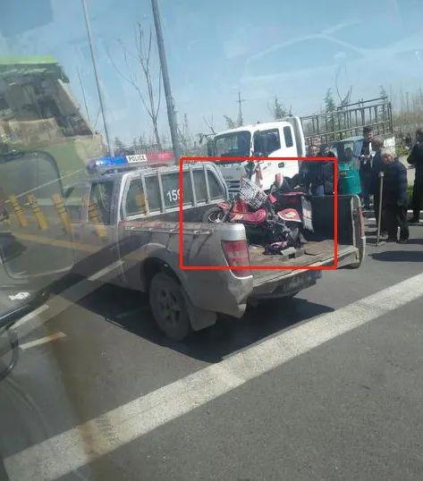 滕州荆泉路车祸现场,一女子脚被碾压!一摊血,真惨.