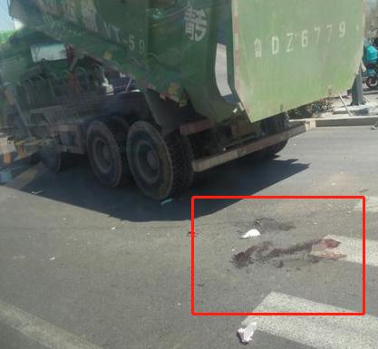 滕州荆泉路车祸现场,一女子脚被碾压!一摊血,真惨.