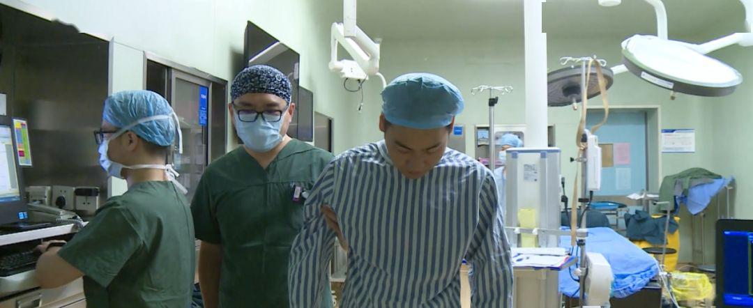 长时间站着、坐着，当心双腿惨不忍睹！32岁小伙小腿都“花”了