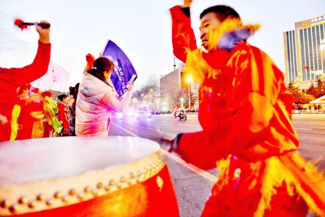 市民在八一广场敲锣打鼓欢迎英雄归来